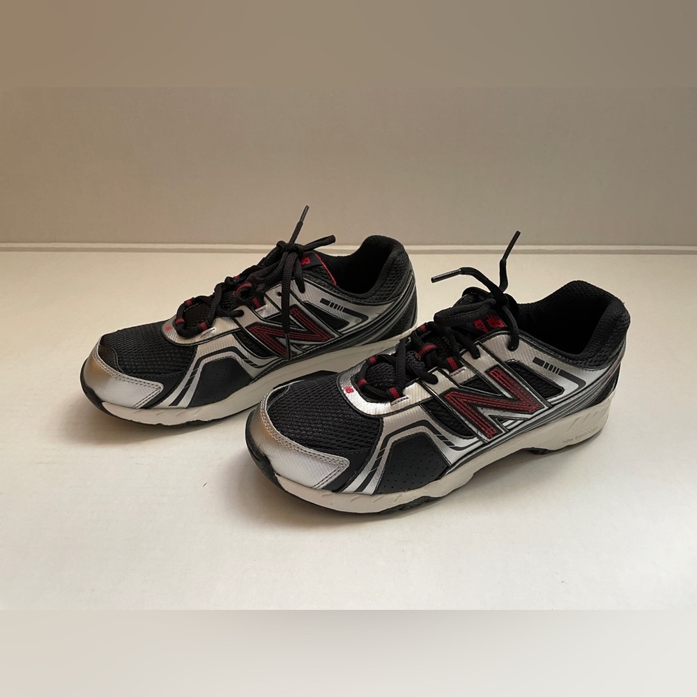 New Balance Boys Size 7 (Black/Grey) Sneakers